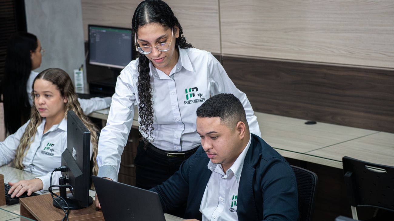Equipe da HP Contabilidade analisando a abertura